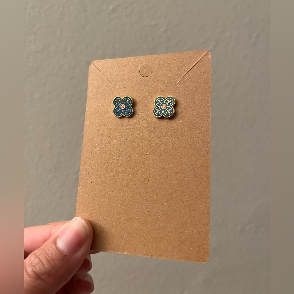 ❤️🔥 Blue Gold Clover Post Back Stud Earrings - Picture 2 of 4